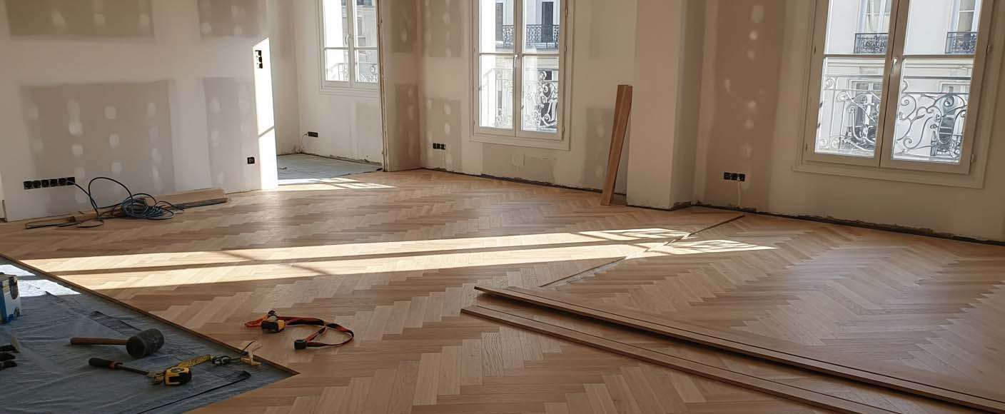 Pose de parquet en cour de réalisation dans un appartement de Versailles