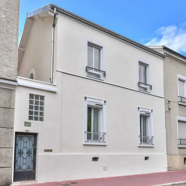 Chantier de surélévation de toiture pour donner du volume aux pièces sous combles à Asnières-sur-Seine